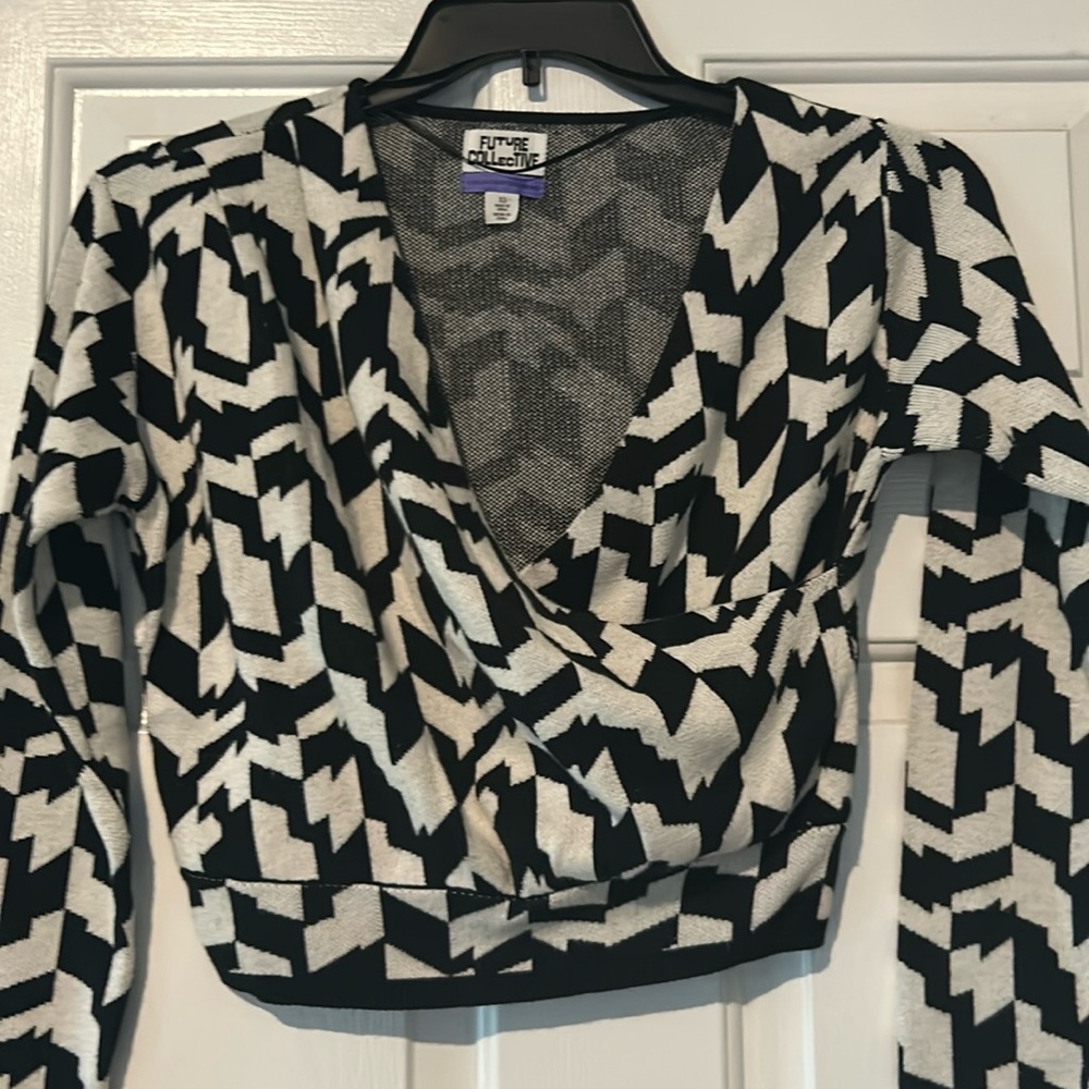 Cropped black and white sweater